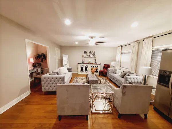 $2,300 | 8815 Bellaire Boulevard, Houston, TX 77036