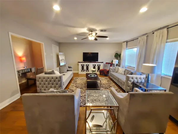 $2,300 | 8815 Bellaire Boulevard, Houston, TX 77036