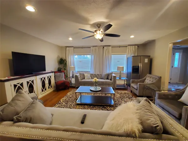 $2,300 | 8815 Bellaire Boulevard, Houston, TX 77036