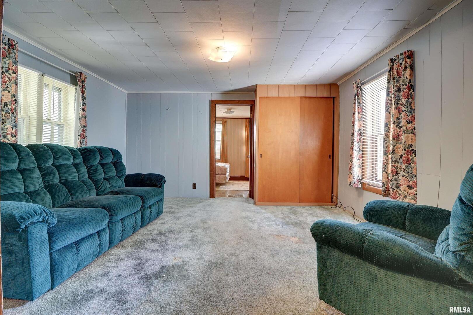 2002 Garfield Street Clinton, IA 52732 - Photo 13 of 19 a living room with furniture and a large window