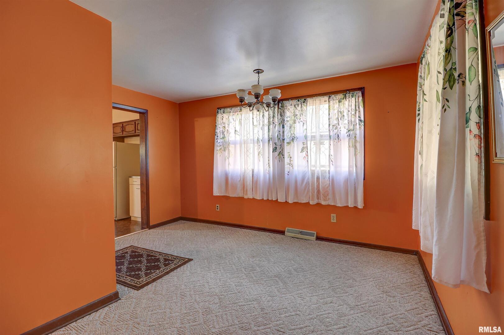 2002 Garfield Street Clinton, IA 52732 - Photo 4 of 19 an empty room with windows