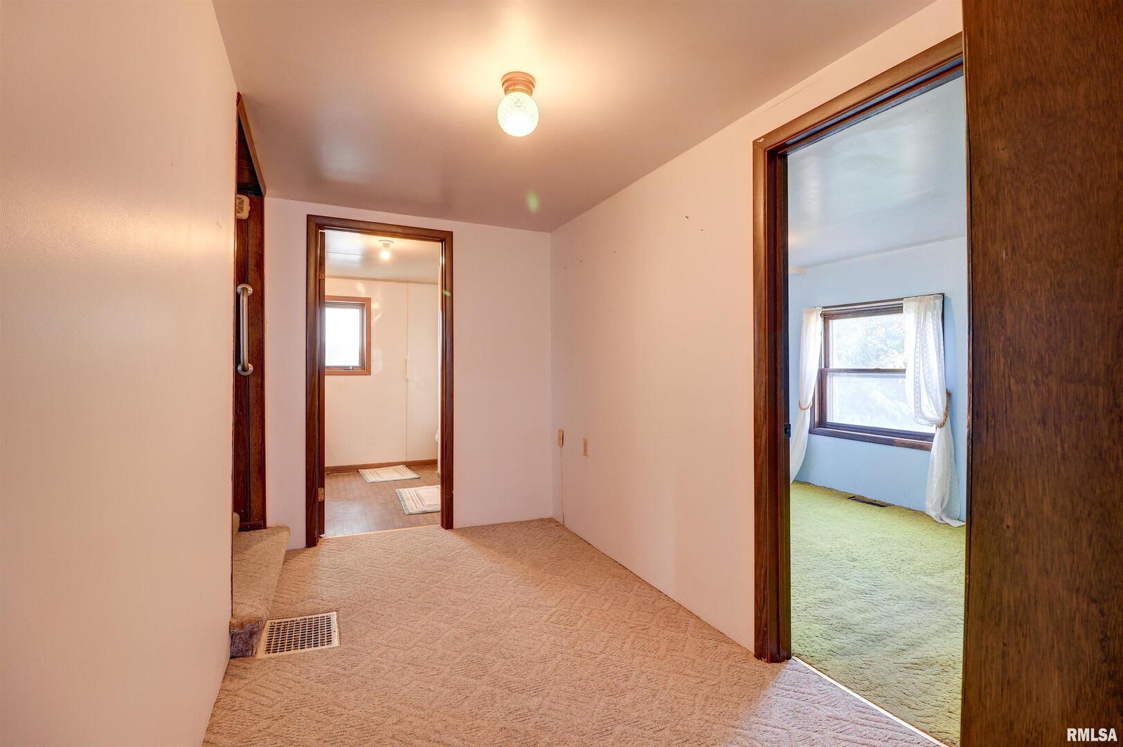2002 Garfield Street Clinton, IA 52732 - Photo 8 of 19 an empty room with windows and closet