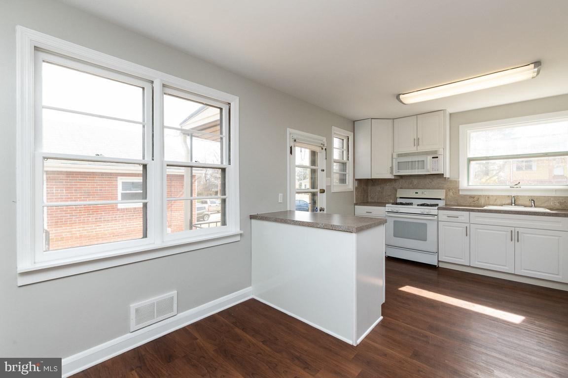 5921 Shady Spring Avenue Rosedale, MD 21237 - Photo 11 of 33 Kitchen Peninsula