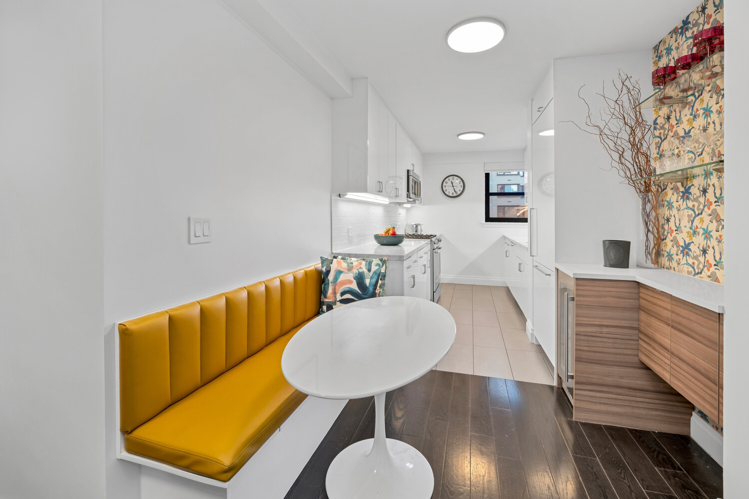 196 East 75th Street, Unit 9A Manhattan, NY 10021 - Photo 3 of 10 a living room with furniture