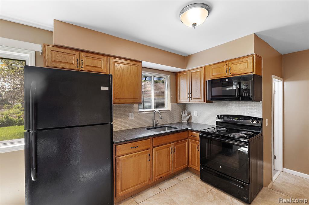 32001 Schoenherr Road Warren, MI 48088 - Photo 6 of 27