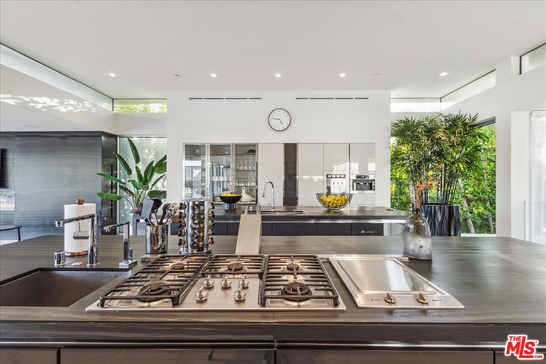 1620 Carla Ridge Beverly Hills, CA 90210 - Photo 18 of 42 a kitchen with a table and chairs in it