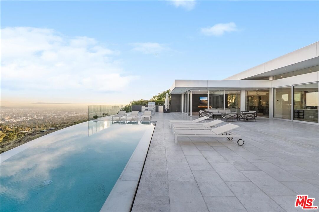 1620 Carla Ridge Beverly Hills, CA 90210 - Photo 38 of 42 a view of outdoor space and yard