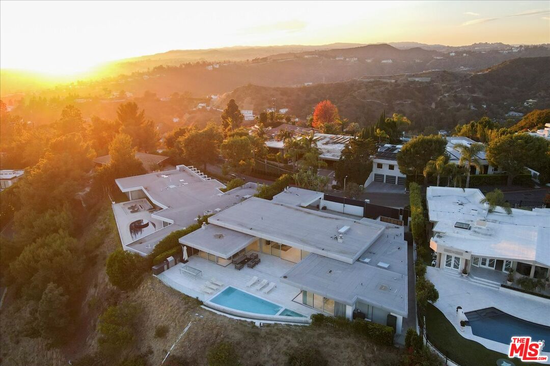 1620 Carla Ridge Beverly Hills, CA 90210 - Photo 40 of 42 an aerial view of residential houses with outdoor space