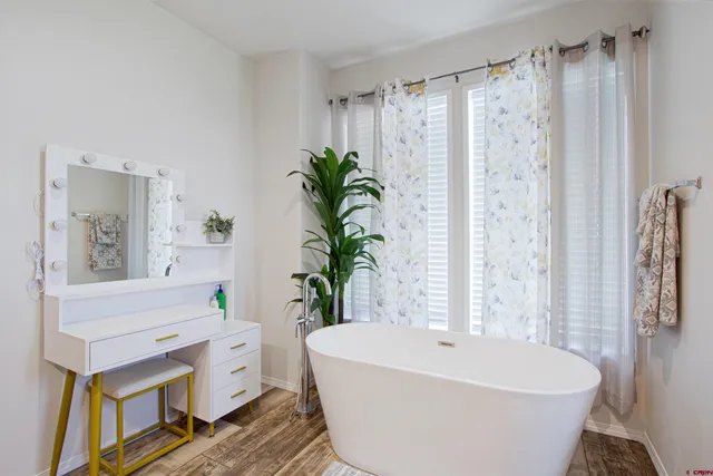 a view of a livingroom with furniture