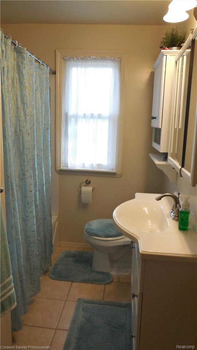 9659 Wayne Road Livonia, MI 48150 - Photo 14 of 29 011 Full Bath.jpg