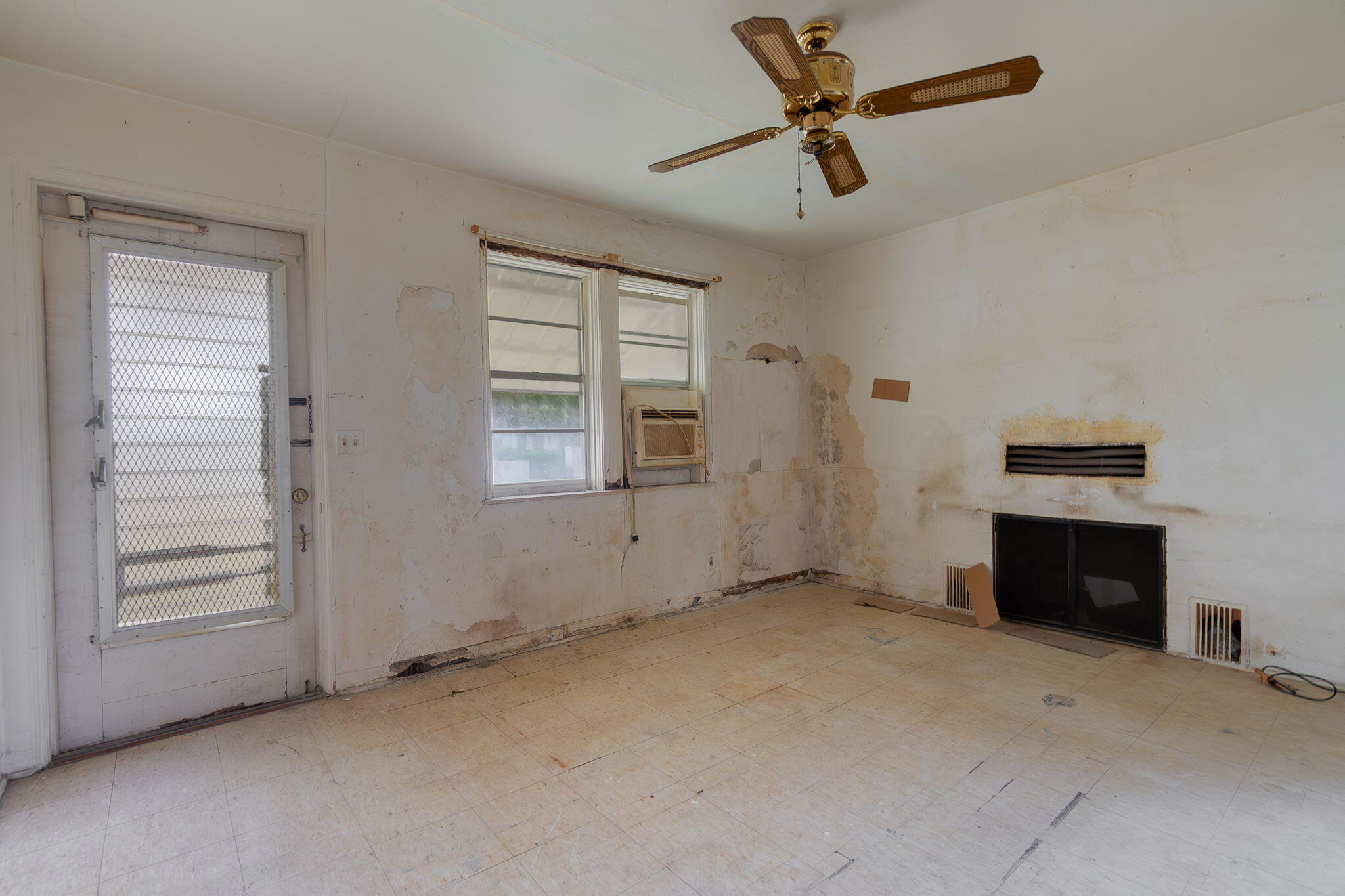 411 Churchill Road West Palm Beach, FL 33405 - Photo 13 of 40 Living Space