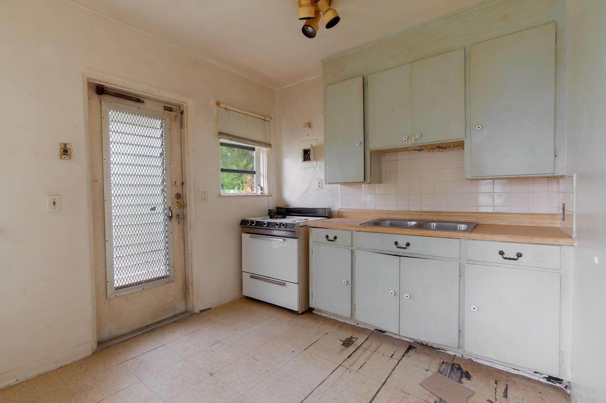 411 Churchill Road West Palm Beach, FL 33405 - Photo 15 of 40 Kitchen