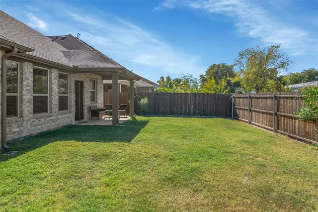 a view of a house with backyard and porch