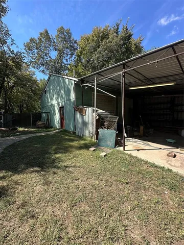 a view of a backyard