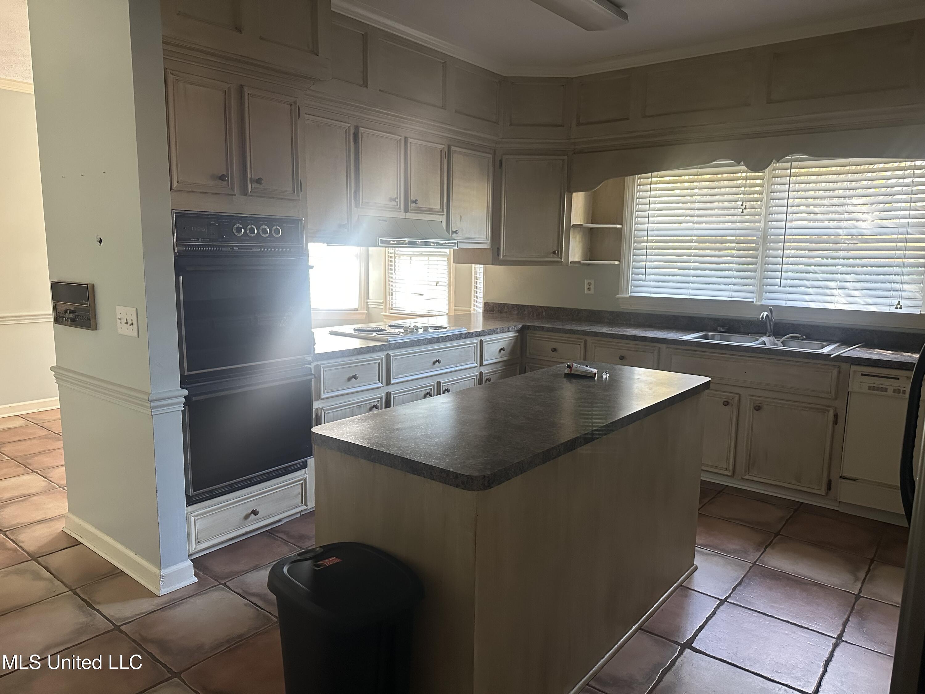 43 South Crownpointe Drive Jackson, MS 39211 - Photo 4 of 12 kitchen