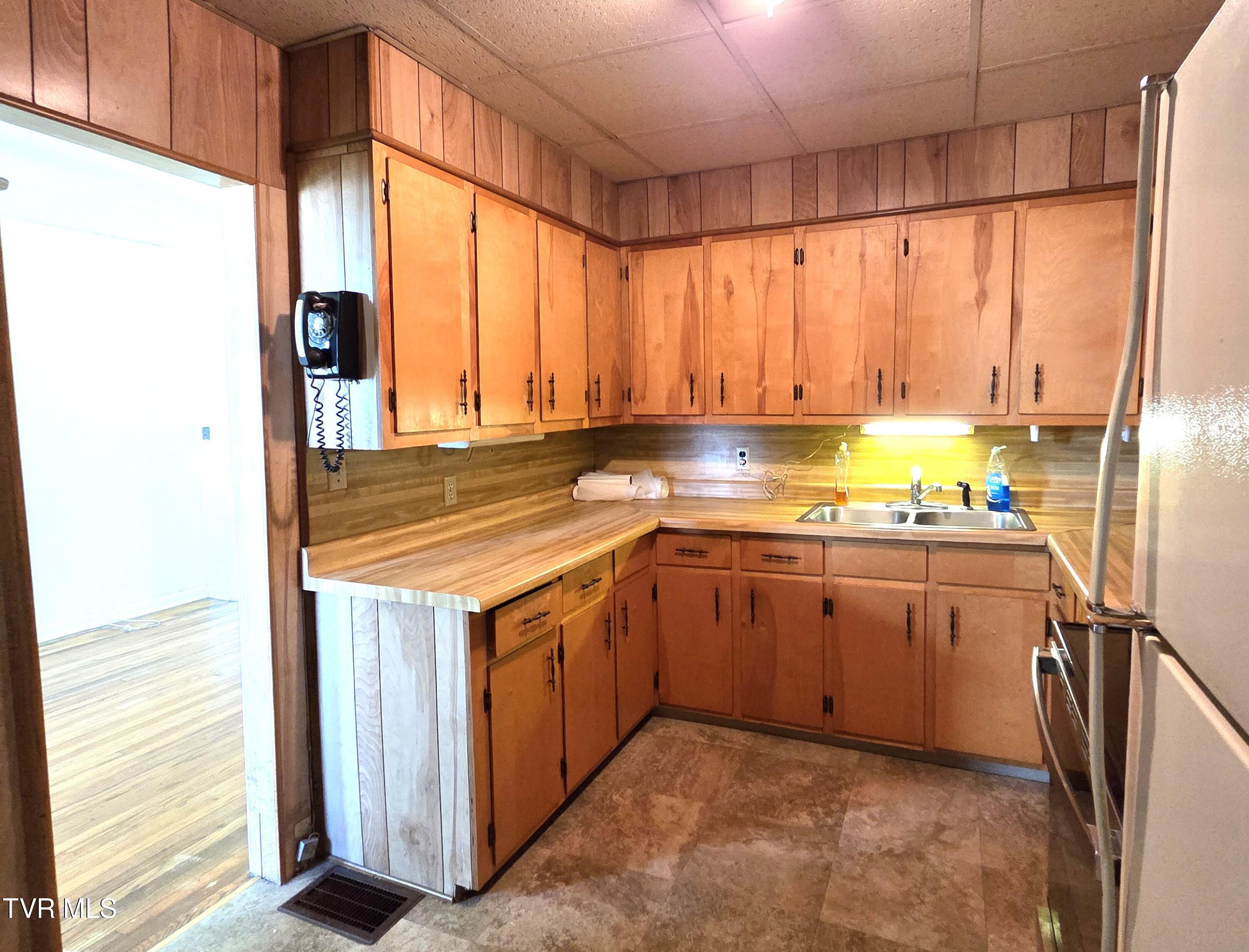 1401 Garden Road Elizabethton, TN 37643 - Photo 13 of 37 05 Kitchen 2