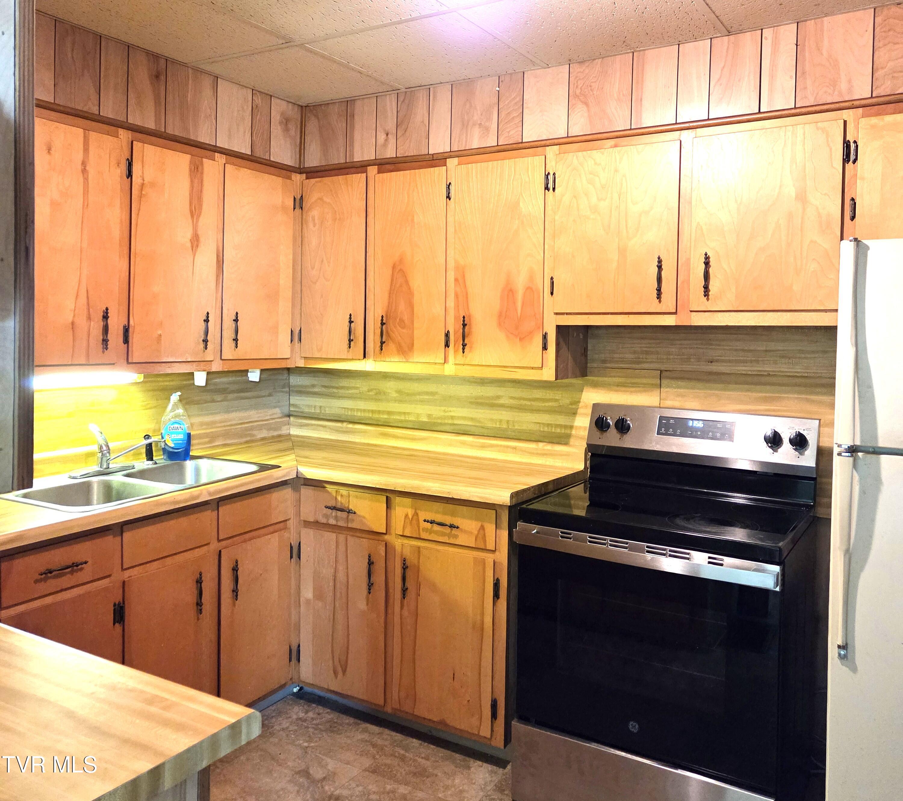 1401 Garden Road Elizabethton, TN 37643 - Photo 15 of 37 05 Kitchen 4