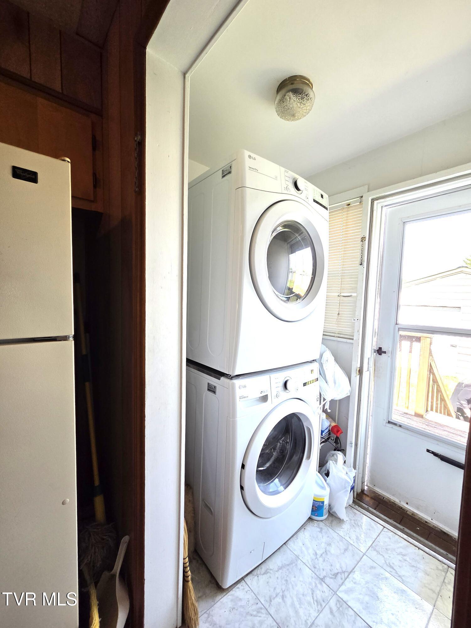 1401 Garden Road Elizabethton, TN 37643 - Photo 16 of 37 05 Laundry 1