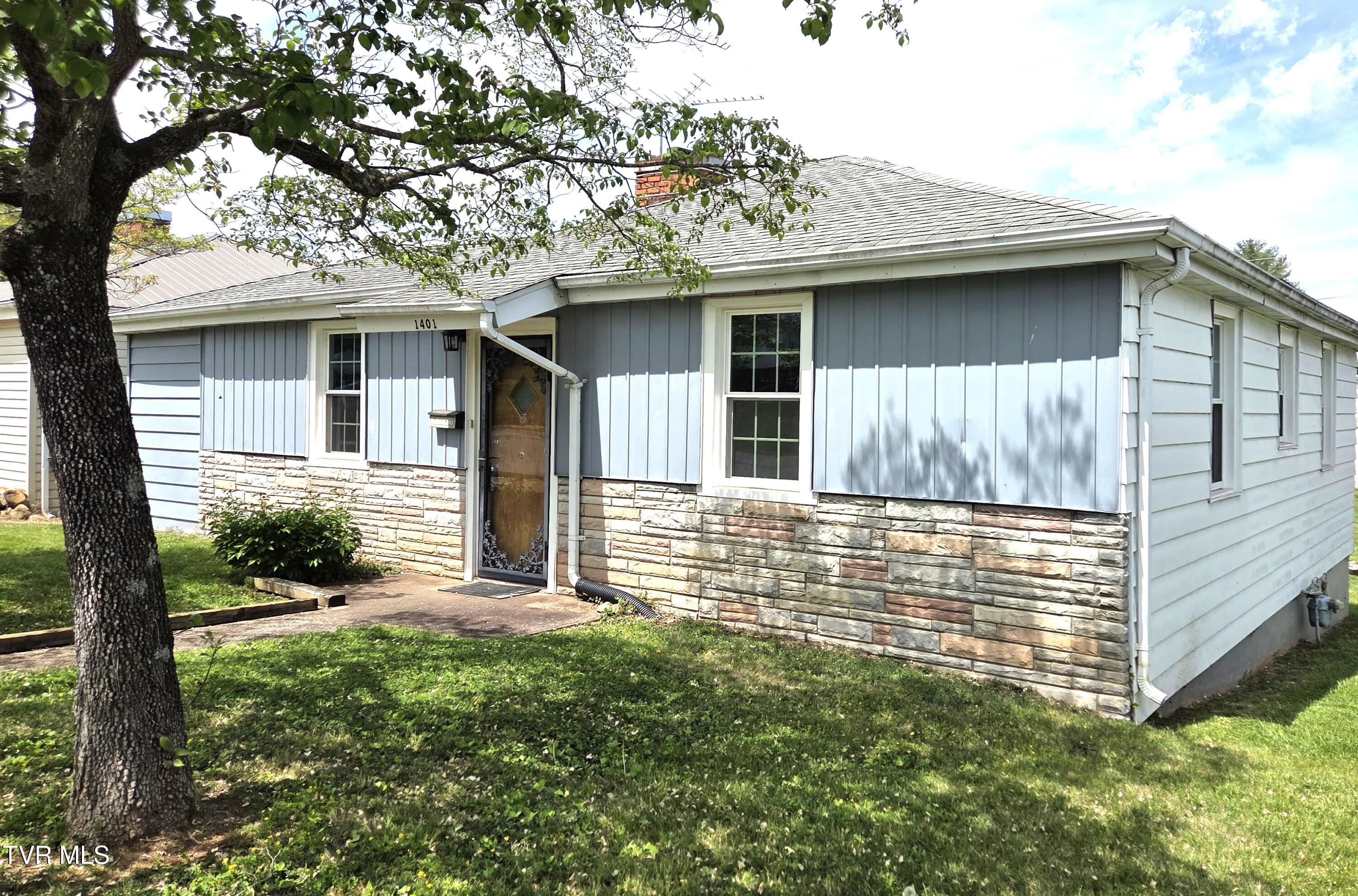 1401 Garden Road Elizabethton, TN 37643 - Photo 2 of 37 01Front and Side