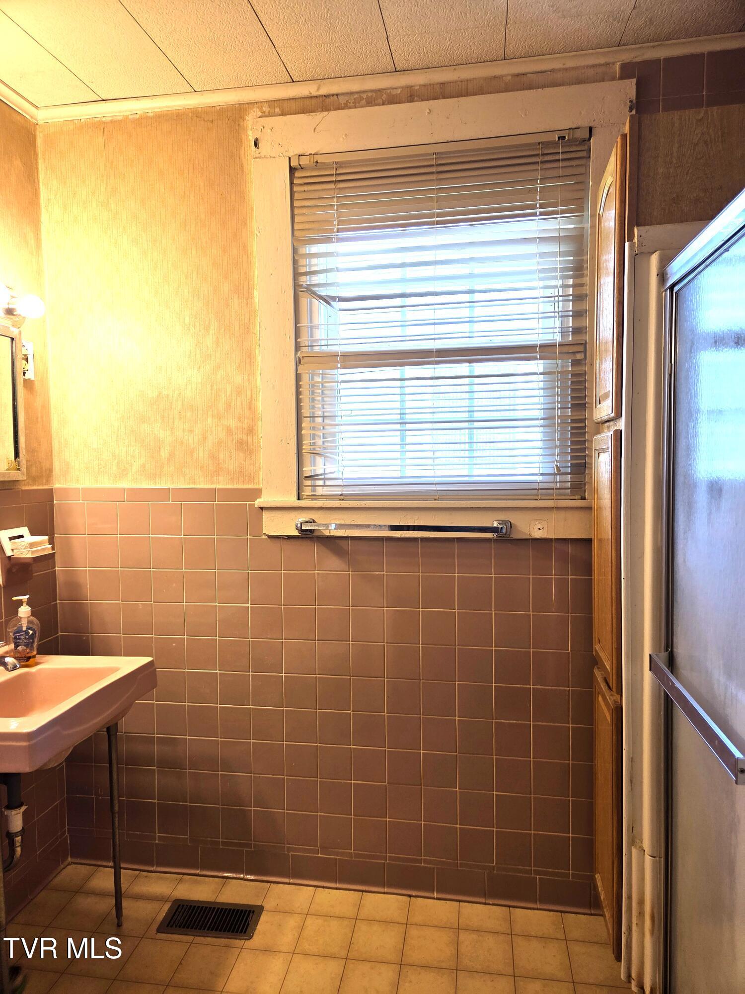 1401 Garden Road Elizabethton, TN 37643 - Photo 24 of 37 09 Bath Room 1
