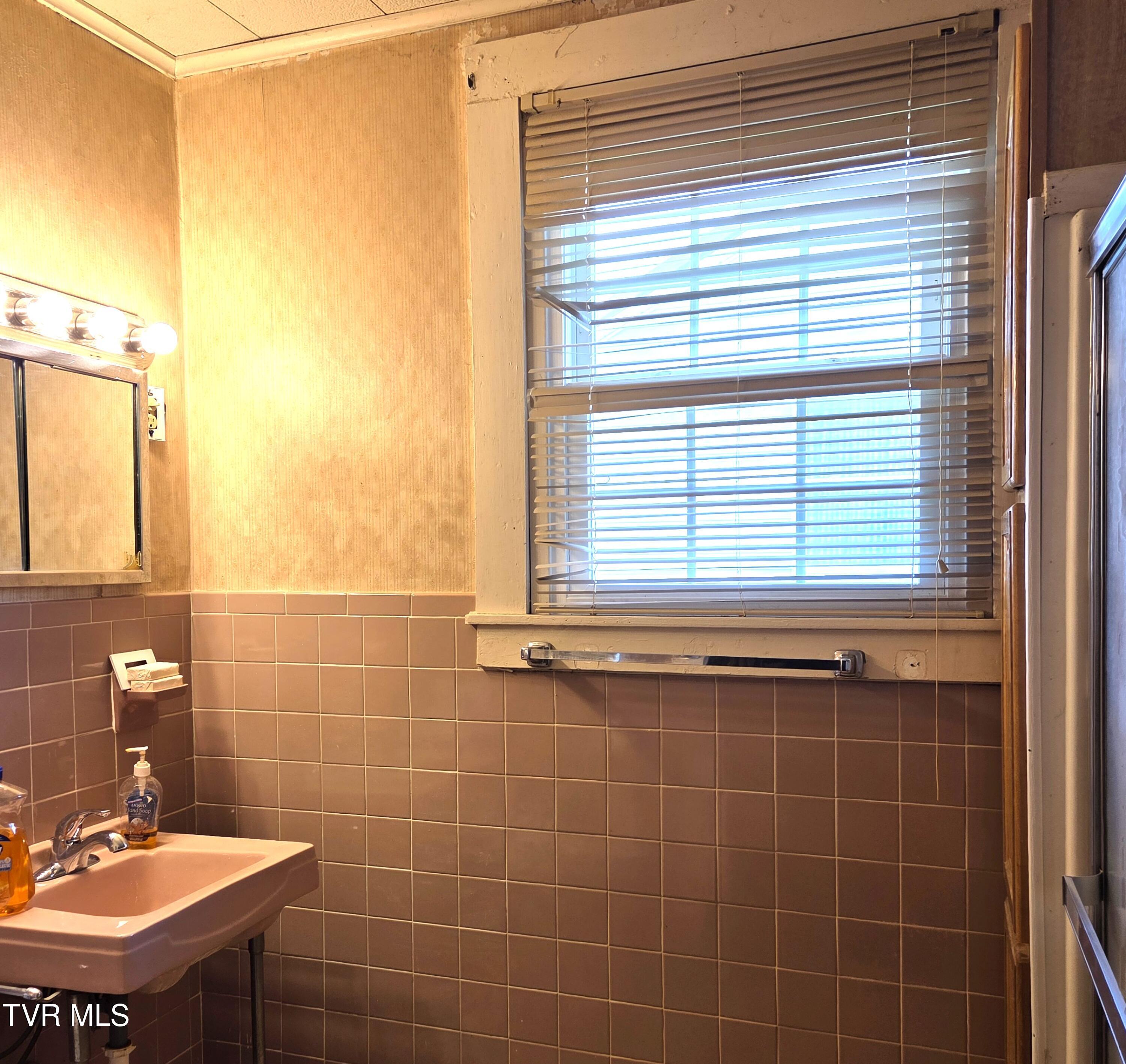 1401 Garden Road Elizabethton, TN 37643 - Photo 25 of 37 09 BathRoom