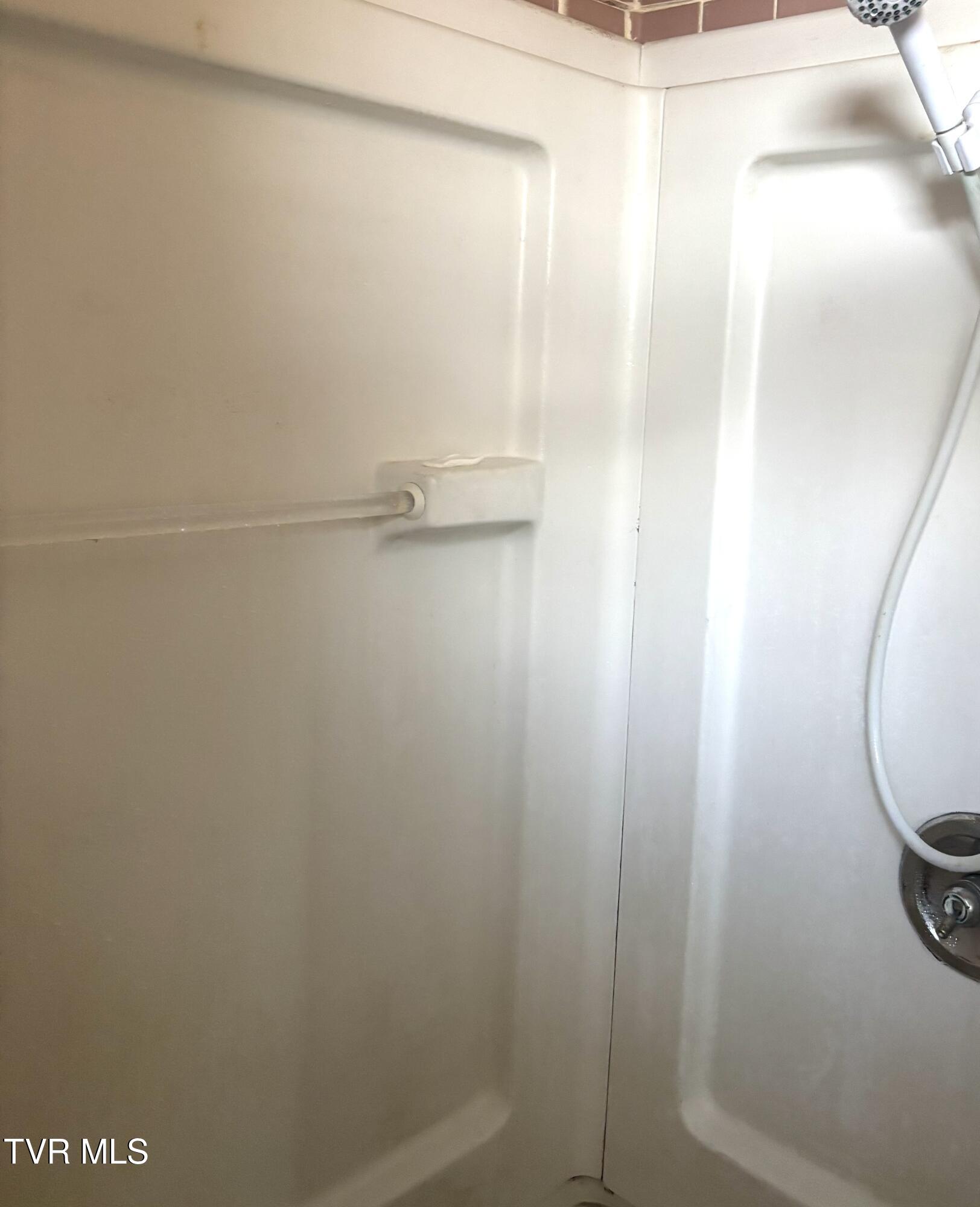 1401 Garden Road Elizabethton, TN 37643 - Photo 29 of 37 99 Bathroom Shower