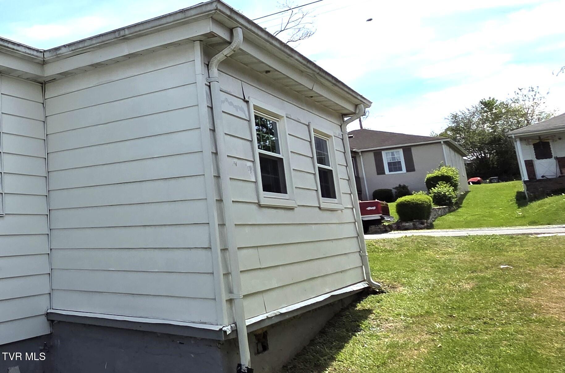 1401 Garden Road Elizabethton, TN 37643 - Photo 3 of 37 01Z Side