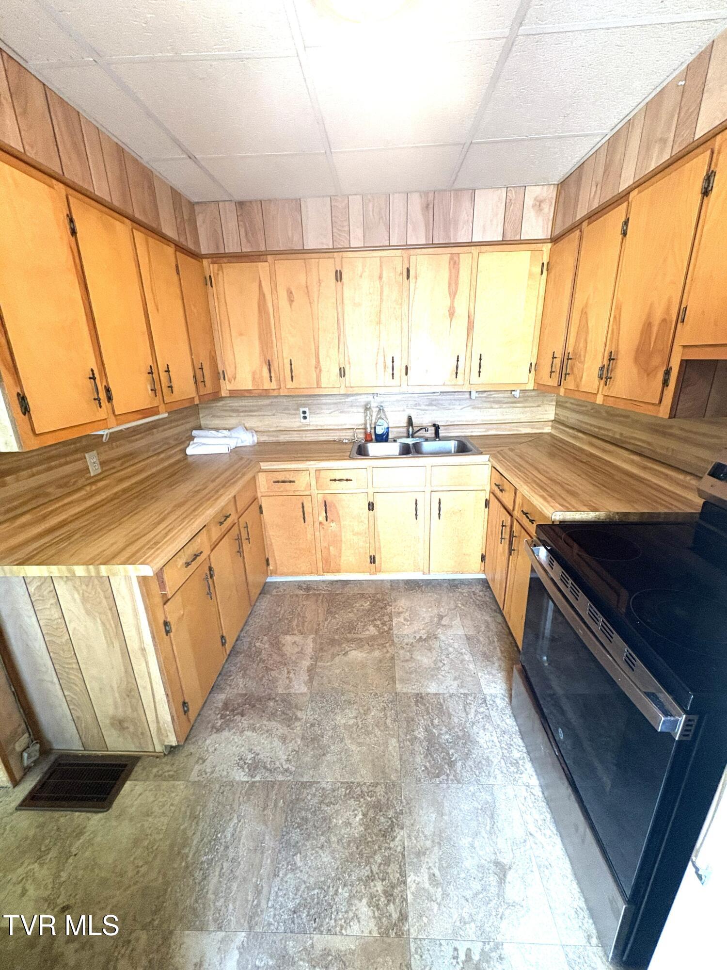 1401 Garden Road Elizabethton, TN 37643 - Photo 34 of 37 99 Kitchen