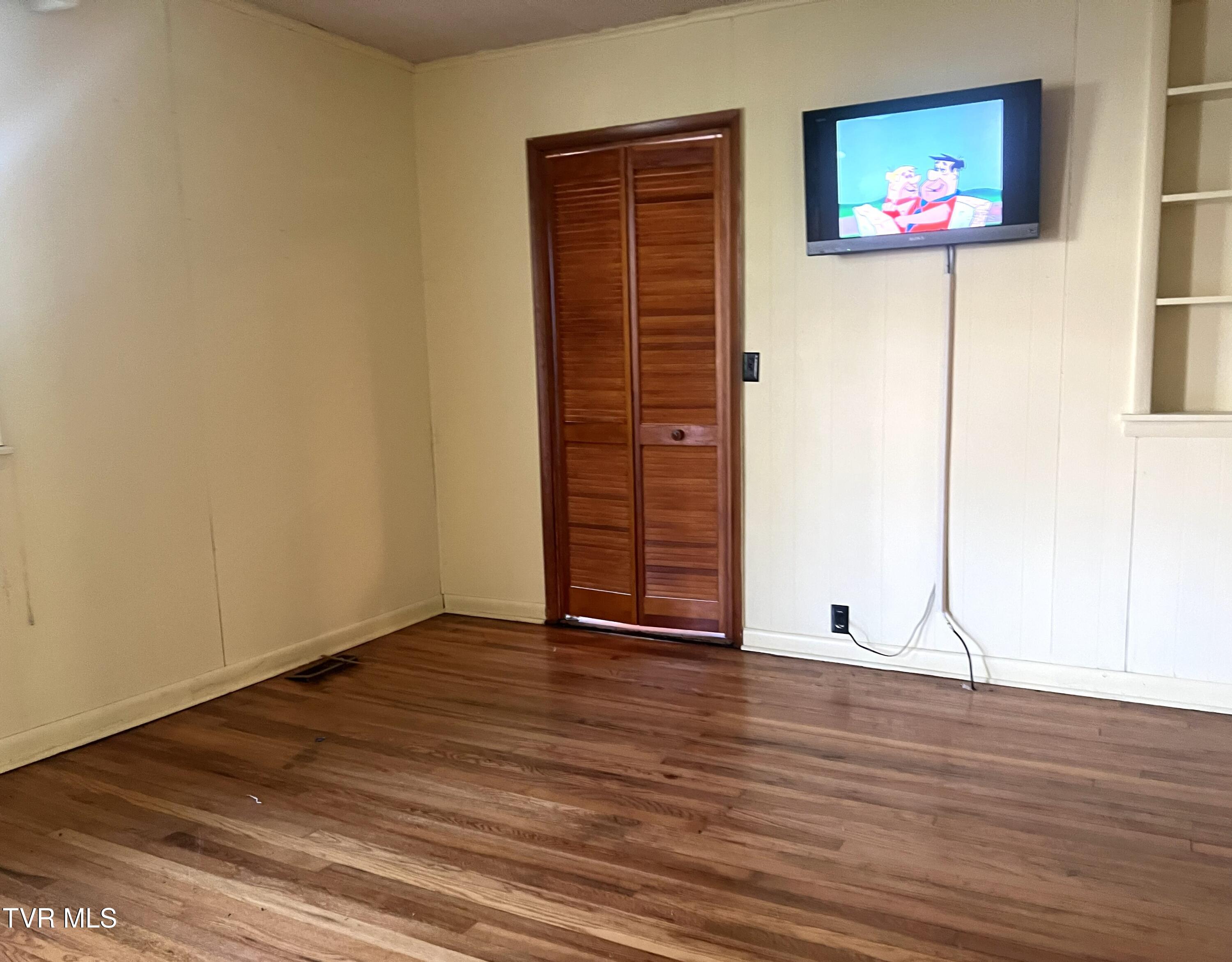 1401 Garden Road Elizabethton, TN 37643 - Photo 37 of 37 99 TV