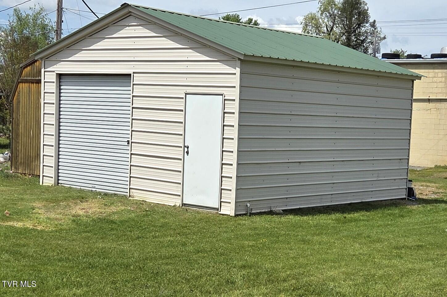 1401 Garden Road Elizabethton, TN 37643 - Photo 6 of 37 02 Garage