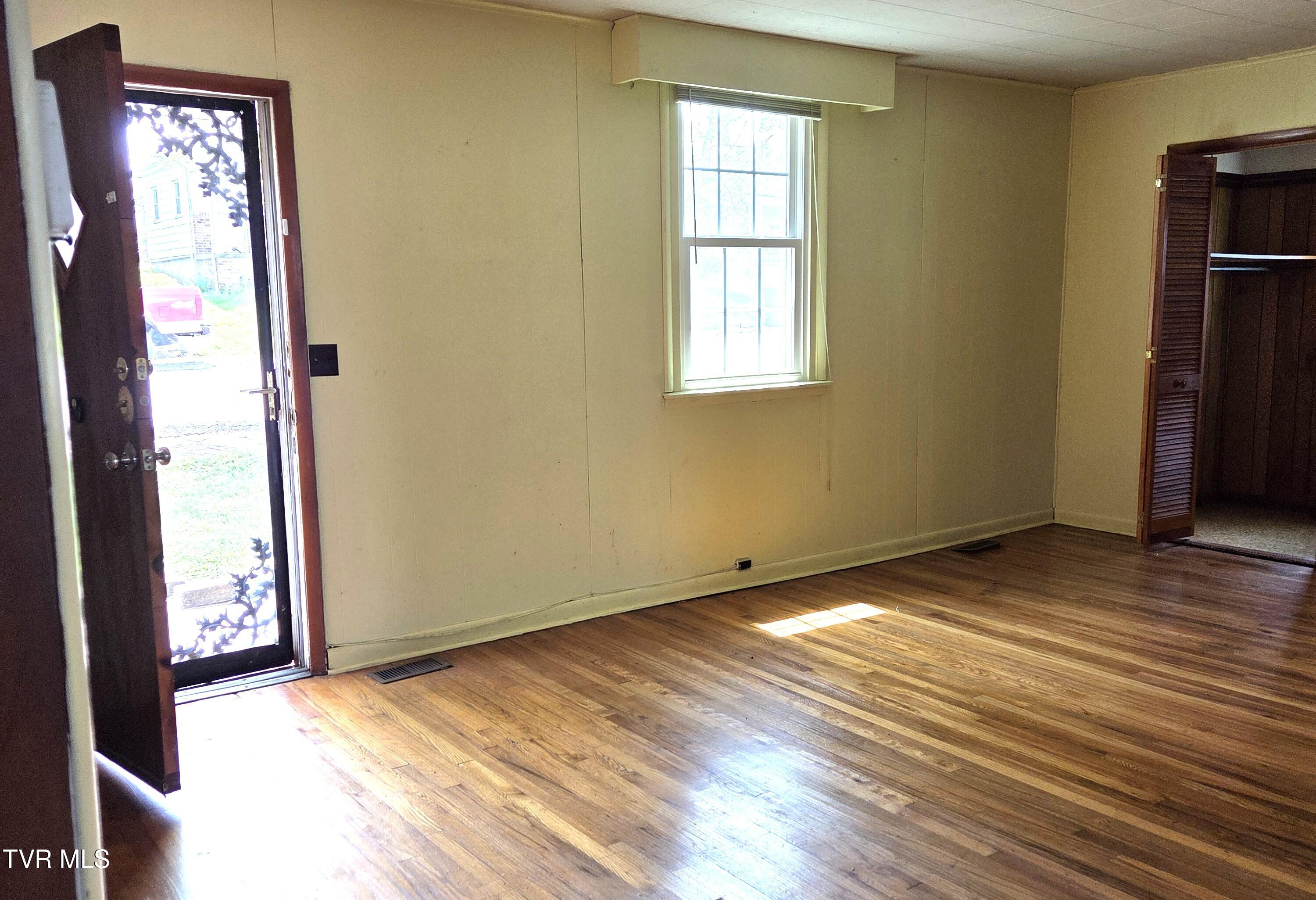 1401 Garden Road Elizabethton, TN 37643 - Photo 8 of 37 03 LR 2