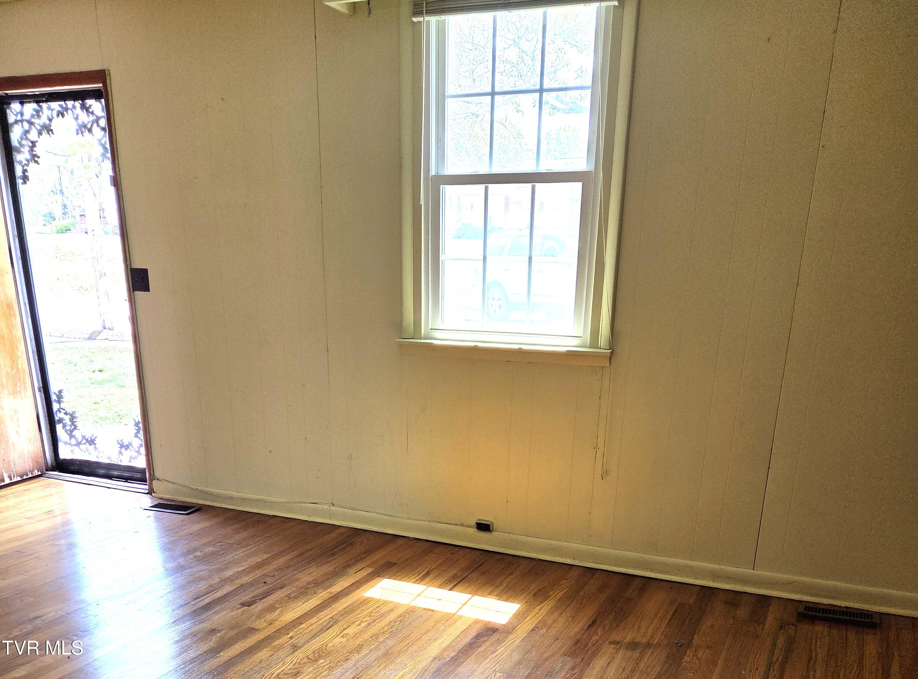 1401 Garden Road Elizabethton, TN 37643 - Photo 9 of 37 03 LR 3