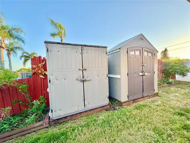 a view of a house with backyard and garden