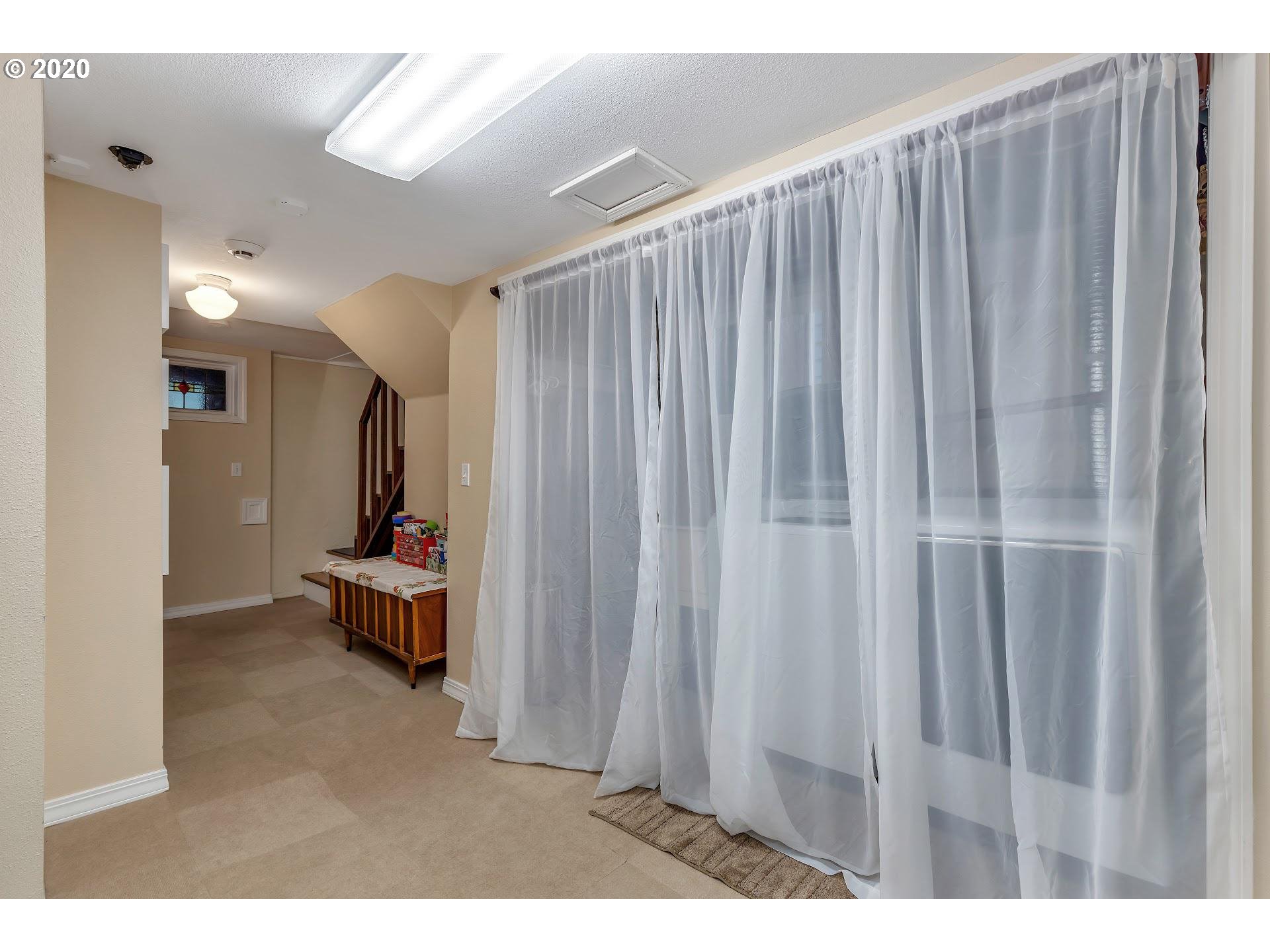 1225 Southwest Taylors Ferry Road Portland, OR 97219 - Photo 23 of 31 Laundry