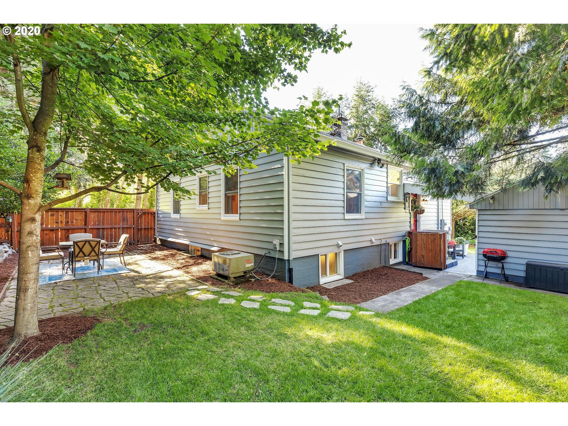 1225 Southwest Taylors Ferry Road Portland, OR 97219 - Photo 26 of 31 Yard