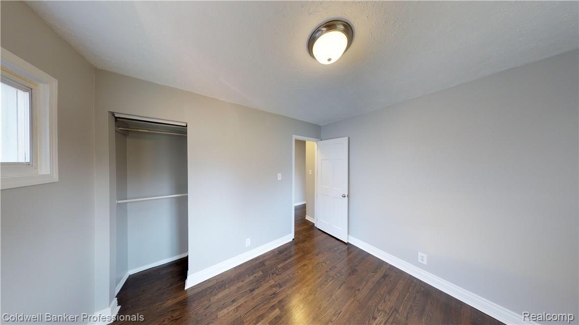 5214 Drayton Road Clarkston, MI 48346 - Photo 16 of 31 Bedroom looking to door showing closet.jpg