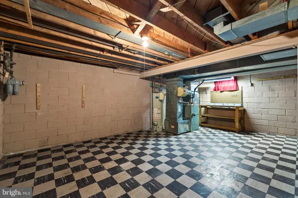 a view of a house with backyard and a tree