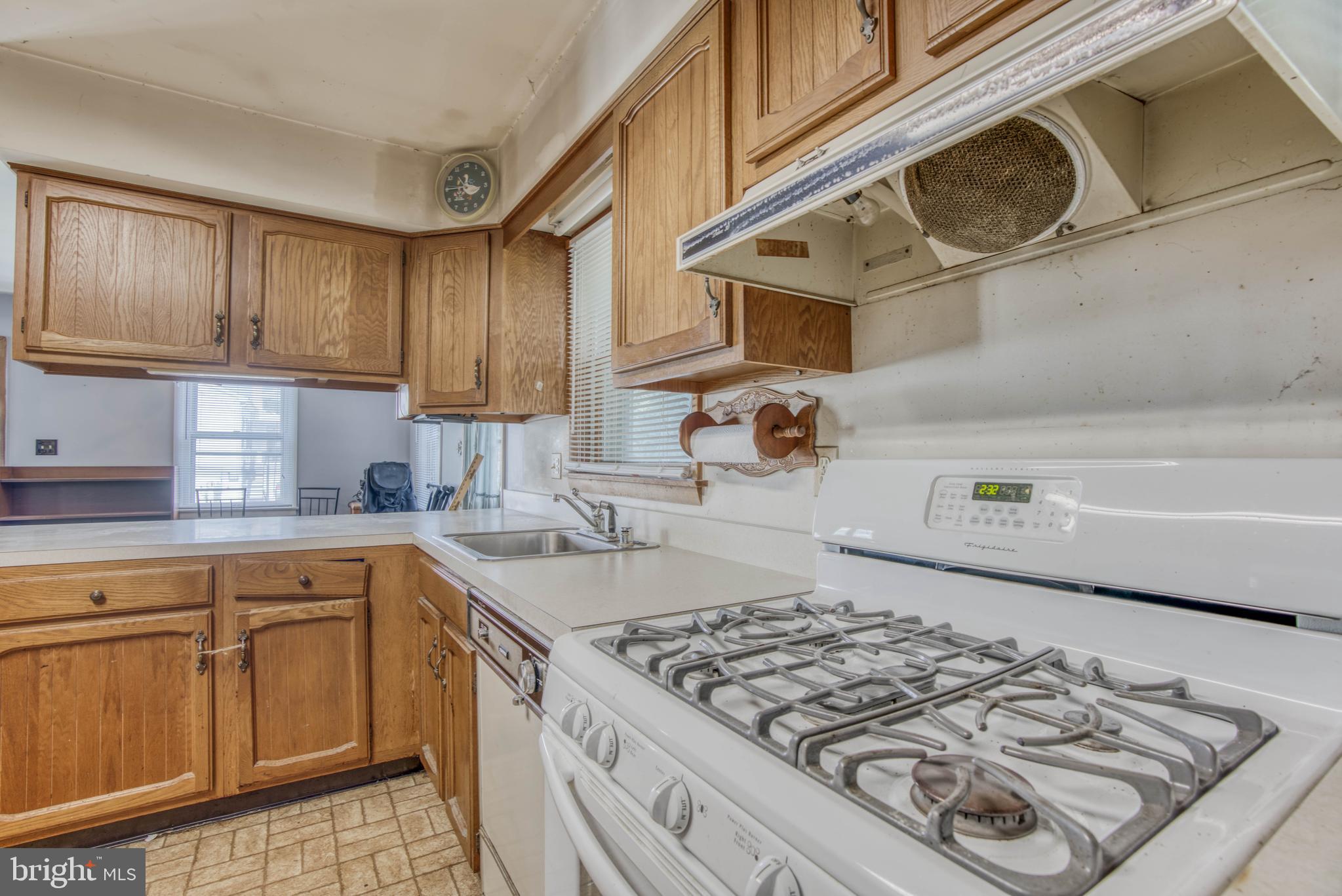1720 Rita Road Baltimore, MD 21222 - Photo 4 of 34 KIT W/PLENTY OF CAB & COUNT SPACE 5 BURNER STOVE