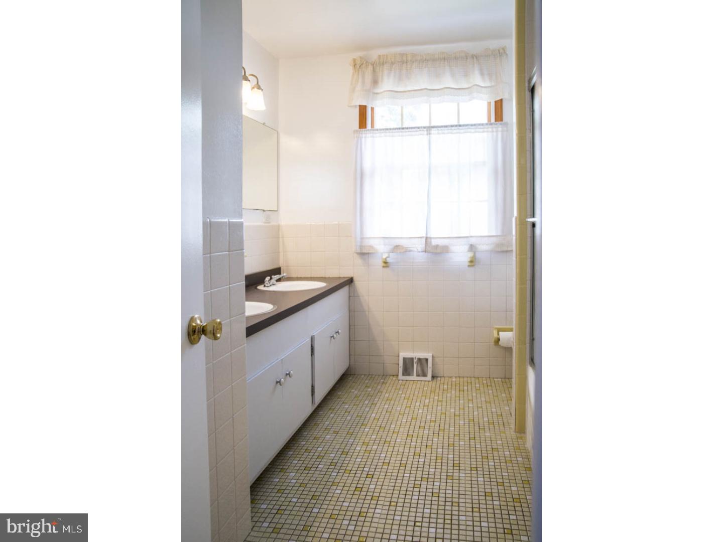 370 Hemlock Lane Springfield, PA 19064 - Photo 17 of 25 Bathroom