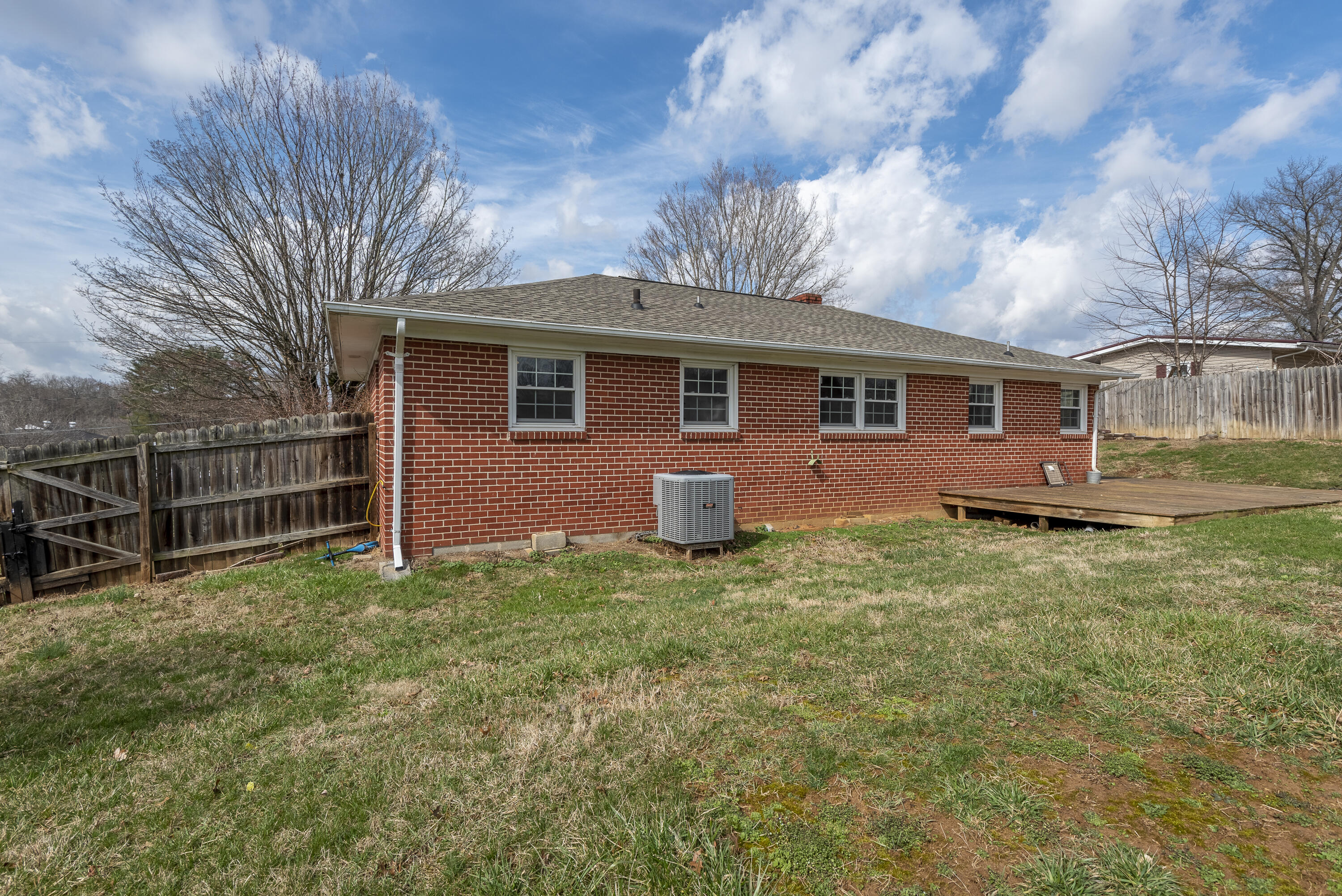 237 Sherwood Road Bristol, VA 24201 - Photo 5 of 22 2