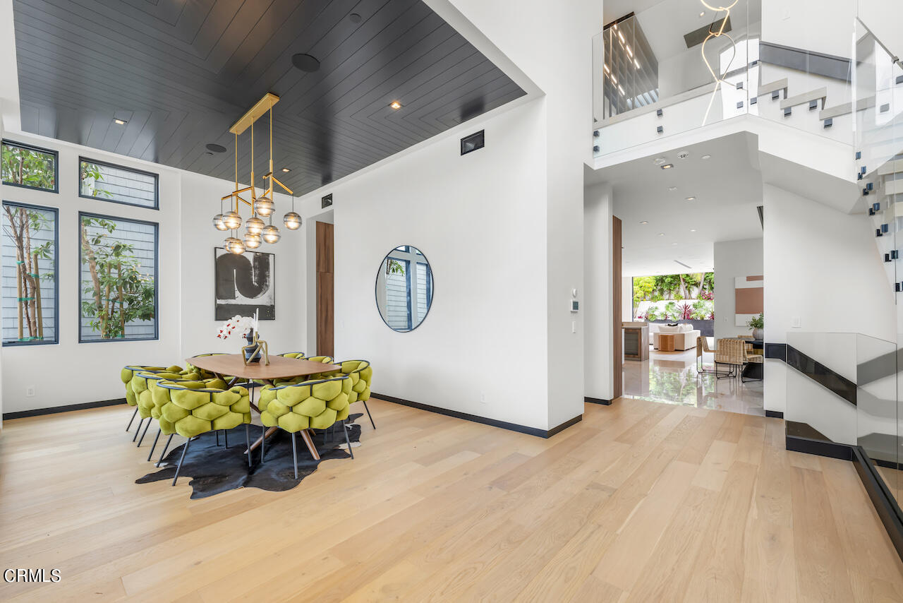 868 9th Street Manhattan Beach, CA 90266 - Photo 4 of 46 a living room with furniture