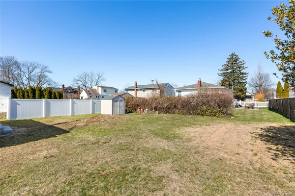 $785,000 | 184 Dallas Street, Lindenhurst, NY 11757