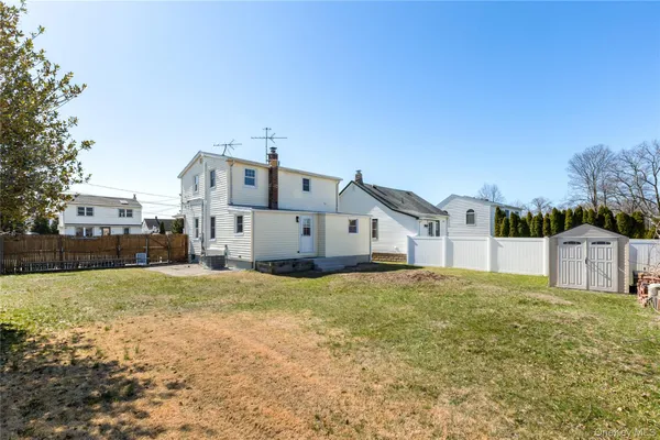 $785,000 | 184 Dallas Street, Lindenhurst, NY 11757