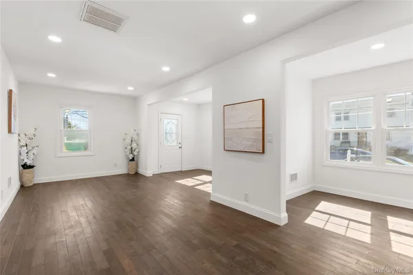 $785,000 | 184 Dallas Street, Lindenhurst, NY 11757