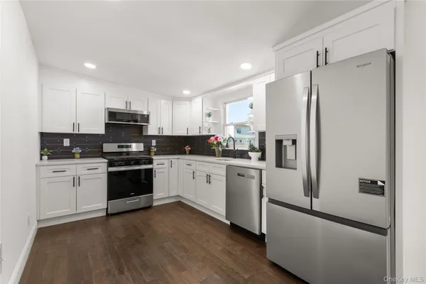 $785,000 | 184 Dallas Street, Lindenhurst, NY 11757