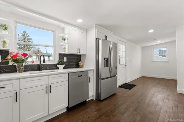 $785,000 | 184 Dallas Street, Lindenhurst, NY 11757