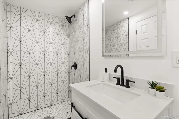 $785,000 | 184 Dallas Street, Lindenhurst, NY 11757