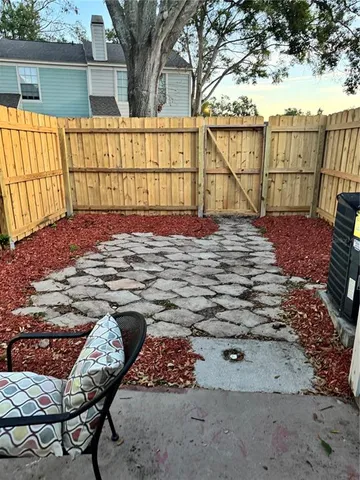 a view of a backyard