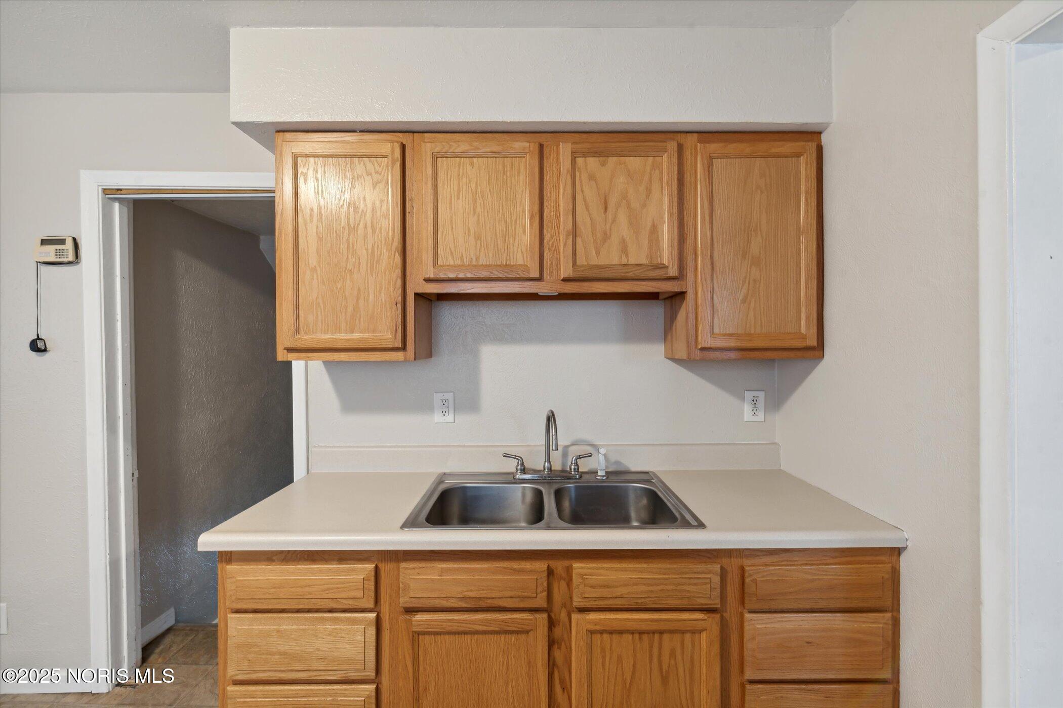 2051 Wyndhurst Road Toledo, OH 43607 - Photo 15 of 37 17-2051-Wyndhurst-Rd-Toledo-OH-43607-Win
