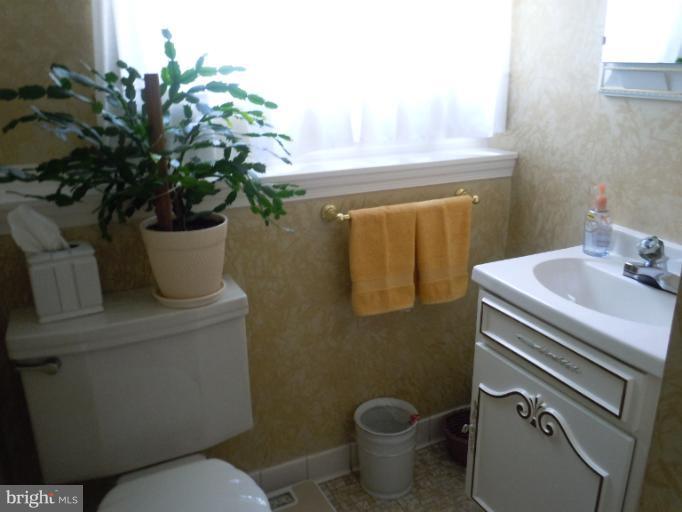 1607 Pickett Road Lutherville-Timonium, MD 21093 - Photo 8 of 29 Bath powder room
